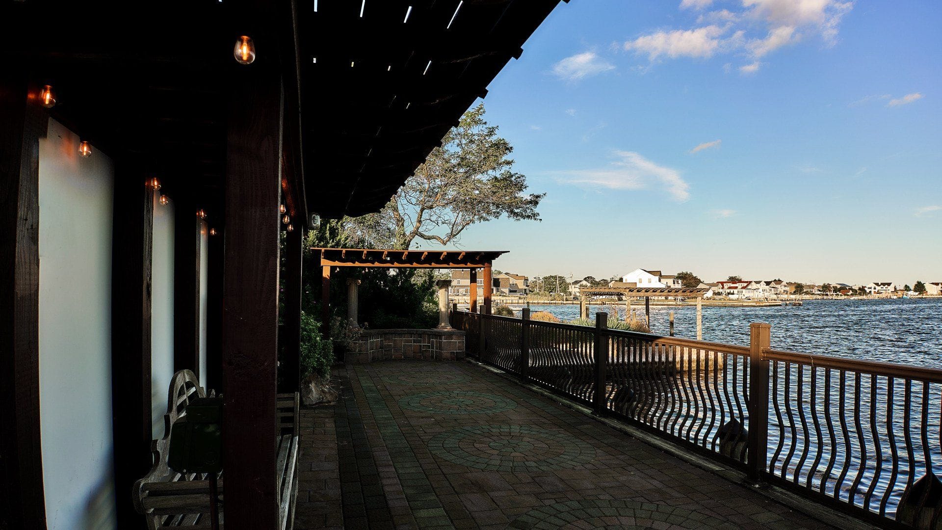 Outdoor Cocktail Hour at Riviera Waterfront Mansion Long Island wedding venue in Massapequa, NY — 3