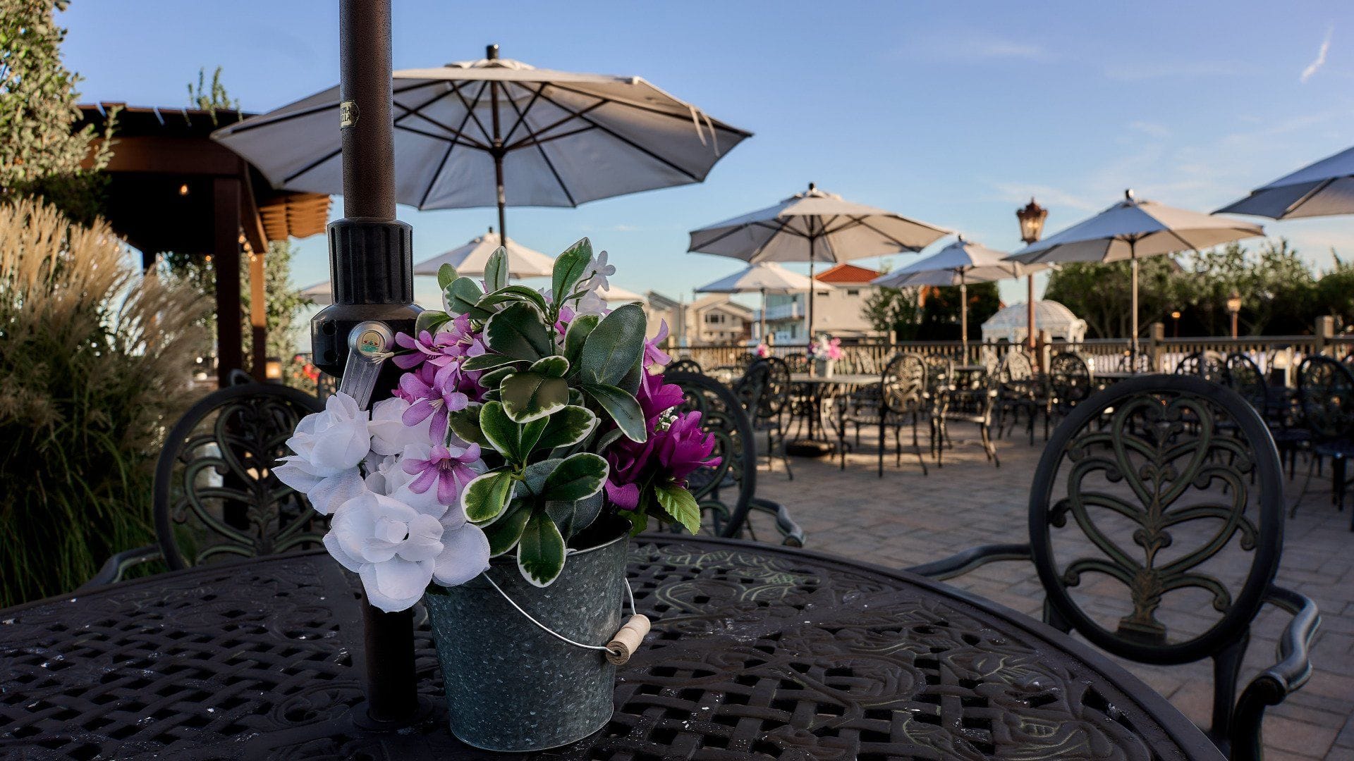 Outdoor Cocktail Hour at Riviera Waterfront Mansion Long Island wedding venue in Massapequa, NY — 4