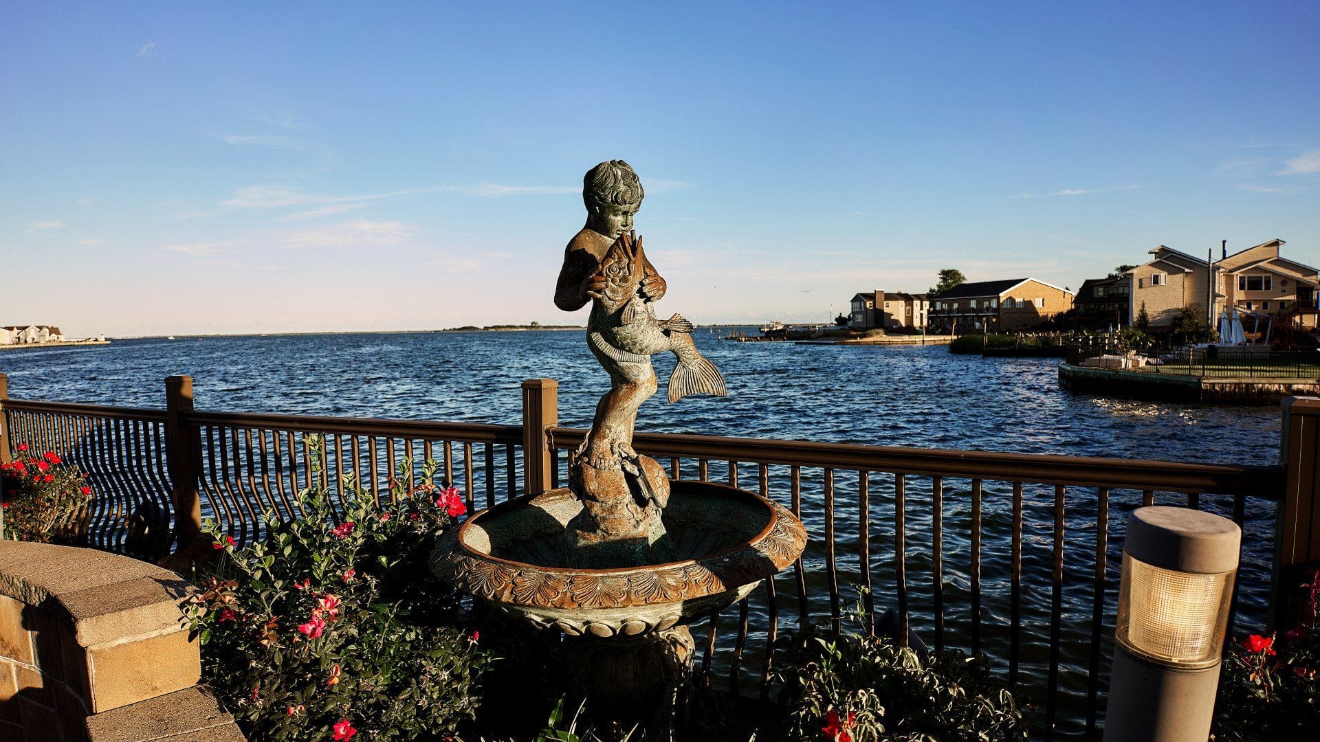 Outdoor Cocktail Hour at Riviera Waterfront Mansion Long Island wedding venue in Massapequa, NY — 5